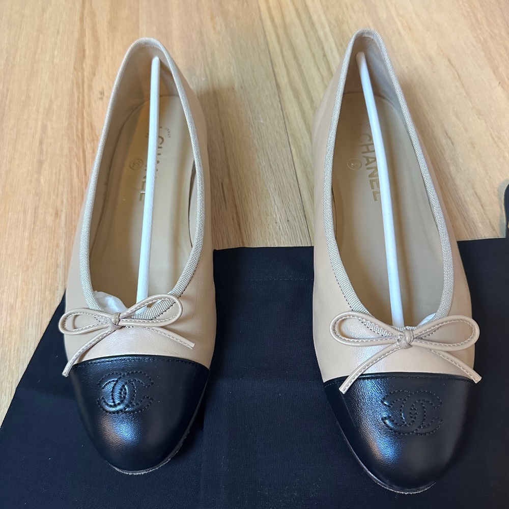 Chanel lambskin ballerina flats in beige and black